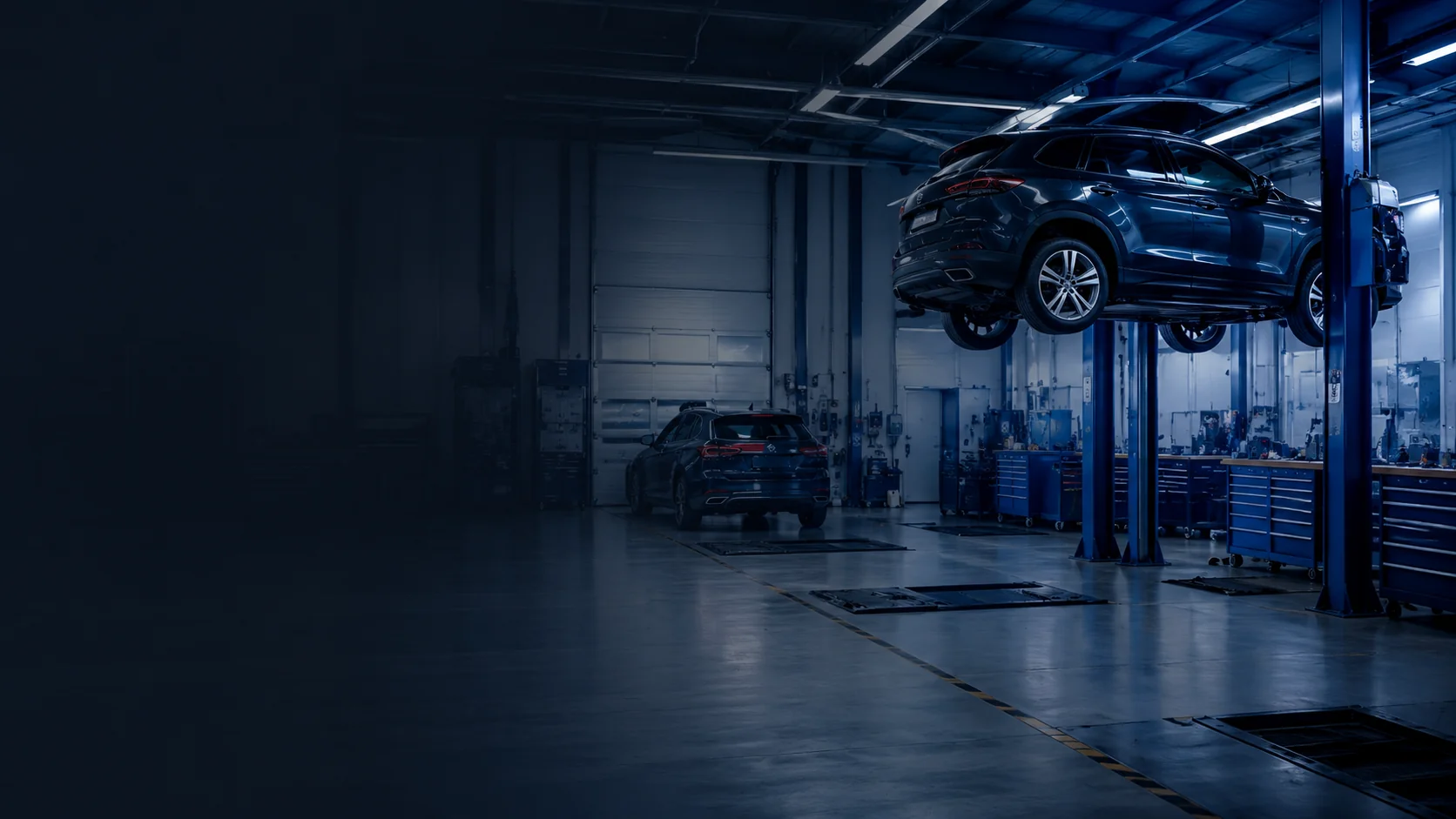 Moderne Werkstatt mit Fahrzeug auf Hebebühne im Autohaus Kubik in Halle