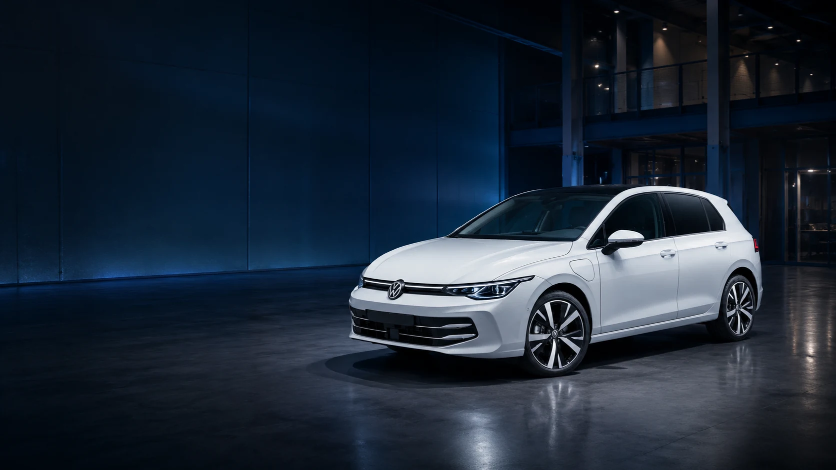 Weißer Volkswagen Golf im modernen Autohaus Kubik in Halle